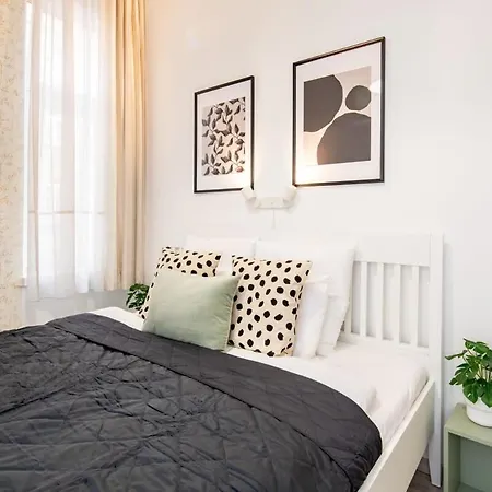 Modern Retreat For 8 Guests Budapest