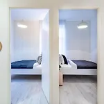 Modern Retreat For 8 Guests Lejlighed